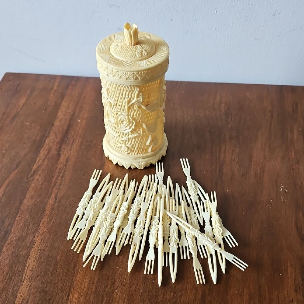 Vintage Ivory Color Plastic Hors d'oeuvre 30 Party Picks Forks in Holder